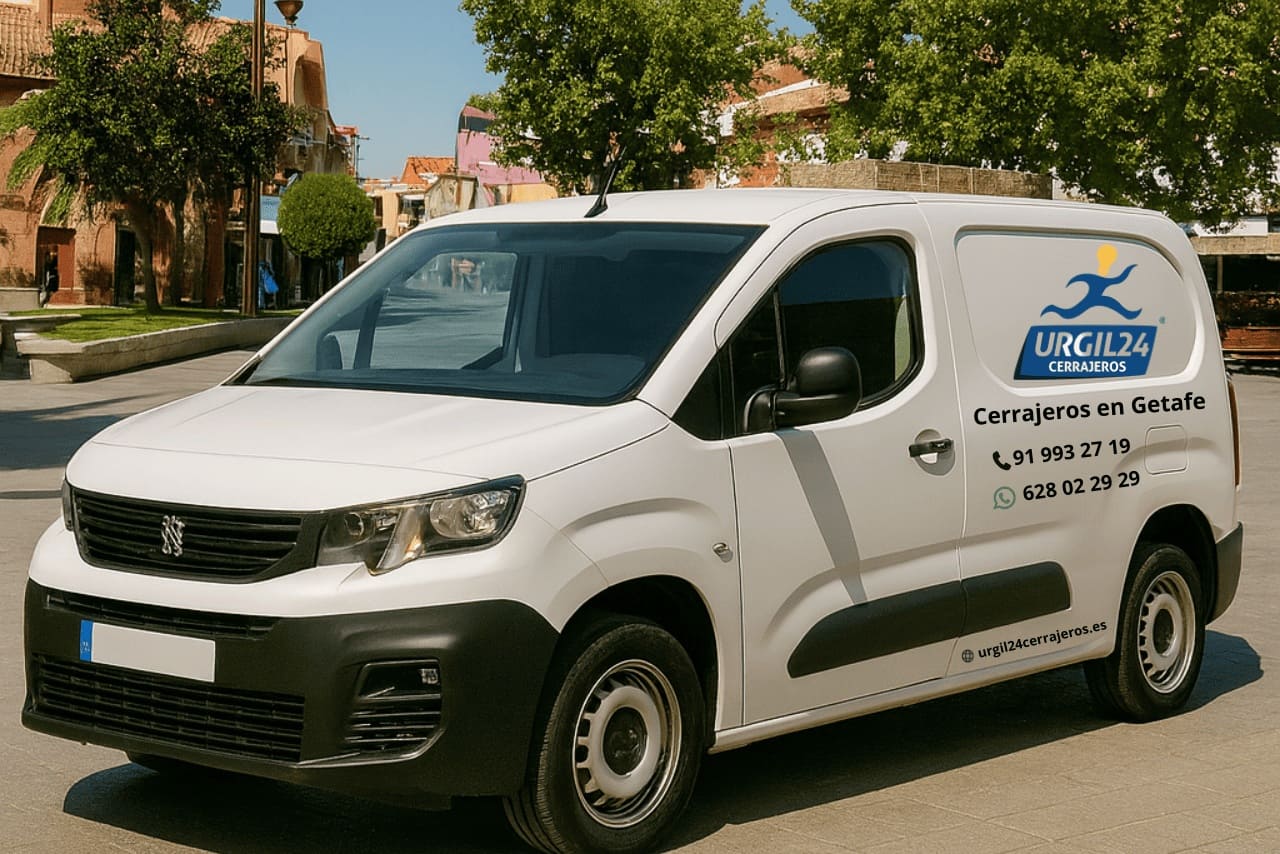 foto furgoneta cerrajeros urgil 24 en plaza de la constitución de getafe